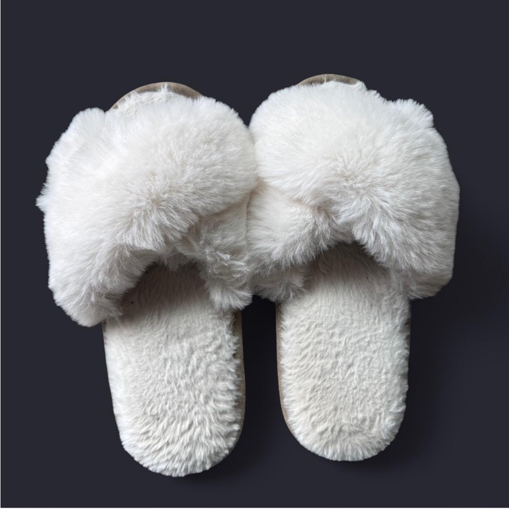 Women’s White Faux Fur Slippers size 7.5